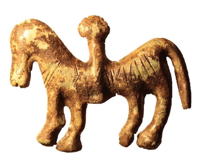 Bronzetto di cavallo con cavaliere in bronzo da Cles, Campi Neri (Trento). 